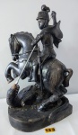 Escultura em madeira São Jorge guerreiro arte naif com rabo (colado) e lança articulada. Medindo 53x35cm. ASSINADA. OBS: apresenta marcas de restauro que não comprometem a beleza da peça. No estado.