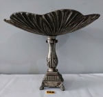 Grandioso centro de mesa/fruteira confeccionado em resina com pintura provençal cinza, medindo 45cm diâm x 37cm altura.