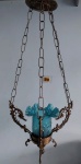 BRONZE - Lustre pendente em bronze maciço contendo decoração de ramificações; cúpula em vidro azul possuindo bela lapidação e borda ondulada. Medindo 66x32cm aproximadamente.