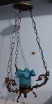 - BRONZE - Lustre pendente em bronze maciço contendo decoração de ramificações; cúpula em vidro azul possuindo bela lapidação e borda ondulada. Medindo 66x32cm proximadamente.