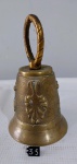 Antigo sino de bronze, com badalo e alguns desenhos em alto relevo e alguns torneados. Sem trincas, possuindo boa sonoridade. Peça com mais de 50 anos. Se encontra em perfeito estado de conservação. Peso: 800g Altura:15cm Diâmetro da boca:9cm.