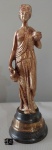 Escultura representando figura grega Hebe (deusa da juventude) confeccionada em bronze. Medida: 23 cm. Hebe (em grego antigo), na mitologia grega, é a deusa da juventude, filha legítima de Zeus e Hera. Deusa da Imortalidade e da Juventude Eterna, Hebe era filha dos deuses Zeus e Hera, tendo herdado de sua mãe o presídio dos casamentos e por isso reverenciada pelas noivas jovens. Dedicada aos trabalhos domésticos, ela era incumbida de servir a ambrosia aos deuses que moravam no Olimpo e manter as taças cheias de nectar quando estas esvaziavam.