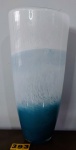 Lindo e exuberante vaso floreira, elaborado em vidro Artísitico mesclado soprado, forjado e repuxado a partir de movimentos manuais e de sopro. Utilizando a técnica da criação de vidros artísticos estilo Murano, medindo 35x16 cm aproximadamente.