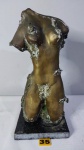 Sem assinatura Belíssima escultura em bronze com base em granito negro, representando "Torso Feminino", medindo: 35 cm de altura e pesando 6 quilos aproximadamente. Obra aparentemente sem identificação do artista.
