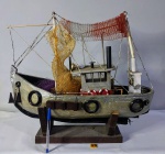 NAUTIMODELISMO- Imponente barco (TRAINEIRA) para coleção confeccionado em madeira, detalhes em metal e tecido, com riqueza de detalhes e em bom estado, medindo 45cm de altura por 48cm de comprimento.