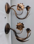 Par de arandelas em metal para 1 lume ricamente trabalhada. Medem 26 cm de altura e 35 cm de largura.