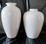 Par de grandes vasos brancos em cerâmica Luiz Salvador com carimbo medindo 40 cm altura, outro sem carimbo medindo 34cm.