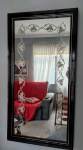 Elegante e decorativo este espelho com moldura de madeira nobre finamente adornada, e espelho trabalhado por elementos vegetalista. Medindo 1,20 m x 63 cm.