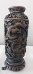 Belo vaso oriental confeccionado em resina ricamente decorado por figura de dragões e arabescos, medindo 22cm de altura.