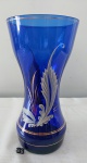 Vaso/solifleur da década de 1950 em vidro na cor azul cobalto decorado por frisos dourados, decoração vegetalistas pintadas em tom branco. Formato evasê. Medida: 24 cm de altura x 12 de diâmetro.