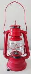 Grande e antigo lampião a querozene belamente confeccionado em metal com tinta especial vermelho vidro transparente, medindo 40cm de altura por 19cm de largura. 