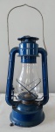 Grande e antigo lampião a querozene belamente confeccionado em metal com tinta especial azul e vidro transparente, medindo 37cm de altura sem a alça por 21cm de largura. 