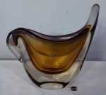 CRISTAIS SÃO MARCOS - Antigo e grande vaso de cristal murano, selado, feito na fábrica São Marcos. A peça é da década de 90. Com estilo diferenciado a peça apresenta as cores ambar e translucido. Se encontra em perfeito estado de conservação. Altura 24cm e 26,5cm de largura Peso: 3,8kg.