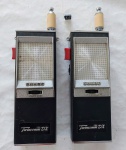 Par de Rádios CB portateis vintage da Sharp, modelo CBT-66 Twincomm DX. Este rádio portátil é perfeito para colecionadores ou entusiastas que procuram um acréscimo exclusivo à sua coleção. Com seu design elegante, certamente será um ponto de partida para uma conversa. Observe que a funcionalidade deste item não foi testada e está sendo vendida no estado em que se encontra. Pode exigir reparos ou pode ser usado para peças. Não perca esta oportunidade de possuir uma peça de tecnologia vintage!