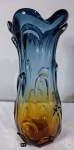 Lindo vaso em vidro de murano, anos 50, série cacto, na cor âmbar e verde no fundo, decorado com bolhas internas. Altura 24cm de altura por 19cm aproximadamente.