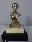 BRONZE  Belíssima escultura com busto feminino com alegoria ao trabalho mostrando instrumentos de trabalho de um Ferreiro com a sua bigorna e outros instrumentos do seu trabalho. Década de 60. Altura total 19 cm e largura 12cm.