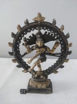 ÍNDIA - Séc.XIX/XX - Antiga escultura em bronze (molde de cera perdida) representando SHIVA NATARAJA, deus hindu da transformação e da renovação em sua dança cósmica na roda de fogo. Ótima pátina marrom escura. Dimensões 16,5x14 cm.