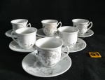 Jogo de xícaras de café Dominique 12 peças. Peças delicadas com estampa floral para quem gosta de uma decoração romântica, essa coleção é ideal. Peças fabricadas em porcelana contendo 06 Xícaras de 80 ml e 06 Pires. Fabricante: Dm Brasil. Medida da xicara 5cm de altura X 7,5cm de largura. Medida do pires 11cm.