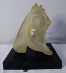 Delicada escultura representando figura feminina, em resina com efeito satinée, assentada sobre base negra, peça assinada Vander. Dimensões: 28x24x19cm. OBS: Possui desgastes na base.