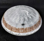 Cúpula de teto em vidro com motivos na cor branca com motivos de ramos e folhas nos entornos em tom marrom. Medidas: 30 cm.