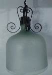 Vistoso lustre pendente de teto em ferro, cúpula em vidro satinado em tom azul claro (galão de agua 20 litros recortado), medindo 50x31,5cm sem a corrente. OBS: cúpula apresenta alguns arranhões.