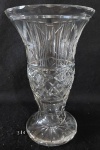 Grande e robusta este vaso em cristal europeu com lapidações diversas de traços geométricos. Medindo 25cm.