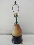 Abajur em ferro com decoração de fruta em resina, funcionando perfeitamente. Medida 68x20 cm.
