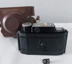 Colecionismo/câmeras fotográficas - (JL-09) -Câmera da era Soviética (CCCP) Smena - SIENA-2. Este exemplar é uma câmera 35 mm de baixo custo fabricadas entre 1953 e 1991. Primeiramente foram fabricadas em São Petesburgo, Rússia, pela pela GOMZ (Gosularstvennyi Optiko-Mekhanicheskii Zavod - Fábrica Estatal de Ótica e Mecânica). A câmera Smena-2 é uma câmera viewfinder de filme 35mm, produzida entre 1954-61 pela GOMZ e entre 1957-61 pela MMZ com a quantidade de 1.580.000 unidades. O exemplar em leilão foi fabricado por volta de 1968. Smena = ?????, significa Geração Jovem. Câmera em muito bom estado de conservação e acondicionada em sua capa de couro original. Material vendido no estado em que se encontra, de acordo com a descrição e as fotos.