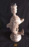 Bela luminária em forma de golfinho, madeira nobre em tom claro e polido sobre base removível. Exemplar em excelente estado. Dimensões: 18 cm x 14,5 cm x 7 cm.