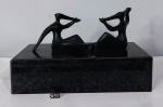 ALFREDO CESCHIATTI, "Iaras", escultura em bronze patinado, medindo 18 x 32 x 15 cm e assinada.