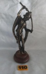 Escultura em metal cinzelado revestido de dourado representando oriental carregando uma espada. Base circular em madeira. Exemplar em excelente estado. Dimensões: 23 cm altura.