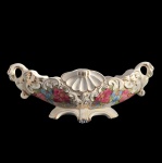 Belo centro de mesa em cerâmica esmaltada, decorada com flores e realces à ouro.