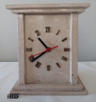 Relógio de mesa em mármore Bege baia polido, fixada sobre dupla base retangular de mesmo material sobrepostas. Funcionando, com numeração romana, tampa removível. Med. 23,5x21,5x14cm. OBS: possui pequenos bicados na base e tampa.