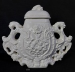 Antigo e grande vaso com tampa em porcelana esmaltada branca com alças em forma de dragões, galeria central decorada com folhas e flores. Presença de pequenos bicados. Med.: 33 x 38 x 13 cm.
