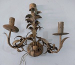 Antiga arandela para 3 luzes, em metal patinado, recortado em forma de folhas e galhos, patinado, medindo 39,5x39,5cm.