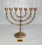 Menorá - Candelabro de sete braços e - um dos principais e mais difundidos símbolos do Judaísmo- Mede 24 x 26cm.