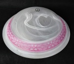 Cúpula de teto em vidro com motivos na cor branca com motivos de ramos e folhas nos entornos em tom marrom. Medidas: 30 cm.