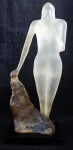 Linda escultura contemporânea confeccionada em resina representando "mulher nua". Med.: 36 x 14 cm.
