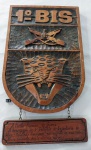 Militarismo  Belíssimo este brasão representando o 1 Batalhão de Infantaria de Selva, ricamente entalhado em madeira com a Onça pintada e armas cruzadas, medindo 37x25,5 cm somente o brasão.
