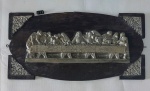 Antigo quadro placa representando Santa Ceia. Peça confeccionada a mão em ferro com detalhes em alto relevo, preso sobre placa de madeira nobre. Peça provavelmente de origem Francesa. Peça estimada do final do século XX. Dimensões aproximadas: com moldura altura de 20 cms x comprimento de 39 cm. Peça em ótimo estado, porem pçca apresenta algumas perdas na moldura da placa.