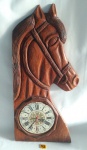 Imponente relógio com moldura feita em madeira de lei magnificamente entalhada, representando a cabeça de um cavalo, rico em detalhes. O compartimento do relógio é compatível para receber relógios a pilha, o que a torna uma peça incrivelmente versátil . Mede 67 cm x 30 cm. O relógio está funcionando. Sem garantia. OBS: falta uma das pontas das orelhas.