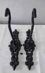 Belíssimo par de ganchos de parede em ferro forge, com lindo trabalho vasado, medindo 28,5x24cm.