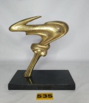 Bela escultura confeccionada em bronze representando uma tocha com base de granito negro, medindo 22 x 20 cm.