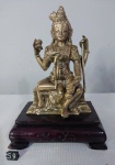 Escultura em bronze oriental representando Deusa Shiva com quatro braços que simbolizam suas muitas qualidades. Na representação de seus mitos, as culturas recorrem a vários meios para se referir ao poder, à força e à energia de seus deuses. Peça de alta qualidade, rica em detalhes, com excelente fundição, base de madeira trabalhada, medindo 18x13cm.