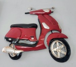 Grande aplique para parede em forma de Lambreta em metal policromado vermelha e em alto relevo. Med.: 62cm alt X 64cm larg.