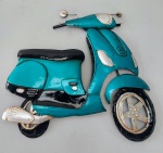 Grande aplique para parede em forma de Lambreta em metal policromado azul e em alto relevo. Med.: 62cm alt X 64cm larg.