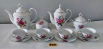 PORCELANA, conjunto para chá e café com DOZE (12) peças: 2 bules, 1 açucareiro, 1 manteigueira, 4 xicaras cha e 4 pires ornamentação floral policromada, arremates com frisos dourados, manufatura Esteatita Paraná, ideais para coleção de cristaleira, sinais de uso, vide foto, medindo a maior peça 21x25 cm.