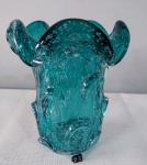 Lindo vaso em vidro de murano, anos 50, série cacto, na cor verde, bordas em movimento, decorado com bolhas internas. Altura 17cm de altura por 13cm aproximadamente.