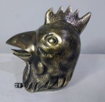 ESCULTURA, um (1) escultura com caracteres orientais, representando CABEÇA DE GALO (um dos doze signos do horóscopo Chinês), confeccionado em bronze patinado, medindo 14 cm altura e pesando aproximadamente 1.370 gr.