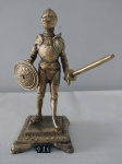  Pesada e robusta estátua de bronze maciço representando cavaleiro com armadura medieval. 20cm alt. x 9cm larg.